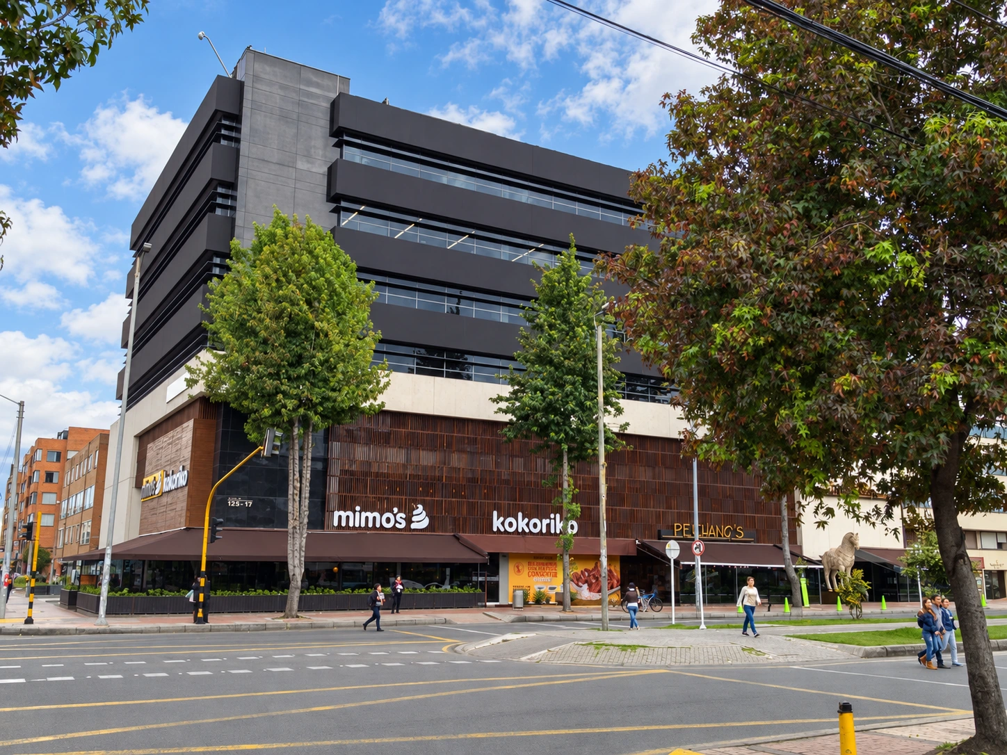 Edificio KNR 125, comercio / obra construida